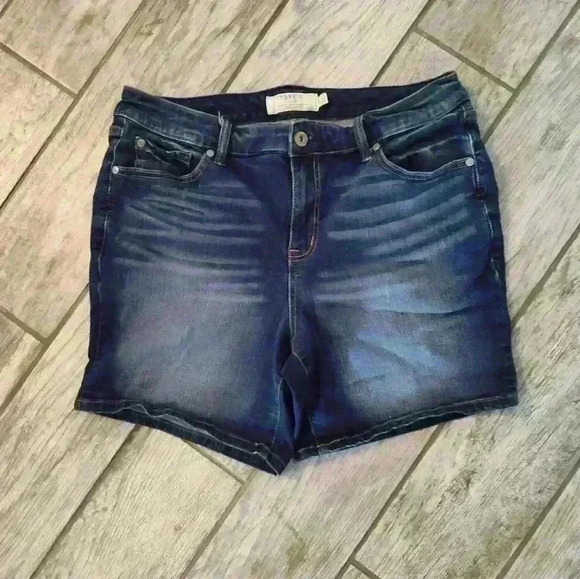 Torrid Jean Shorts, High-Rise Medium Blue Wash Size 14 #185 - Picture 1 of 3